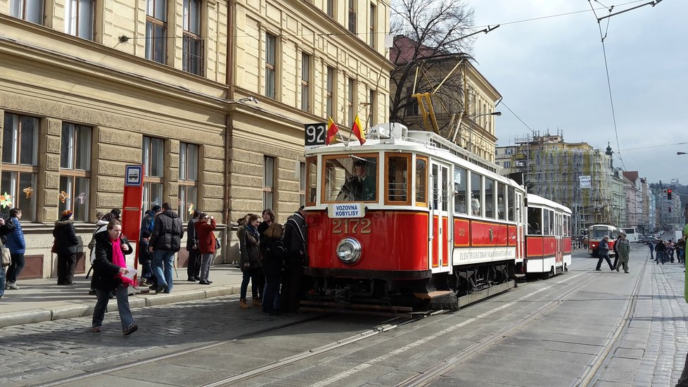 Na historickou tramvaj čekaly davy lidí