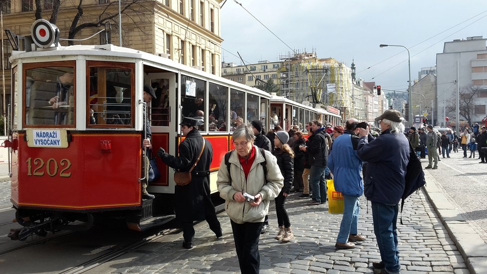 Provizorní zastávka, kde lidé čekali na historickou tramvaj