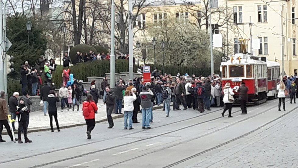 Na zastávku k Libeňskému zámečku právě dorazila jedna z historických tramvají