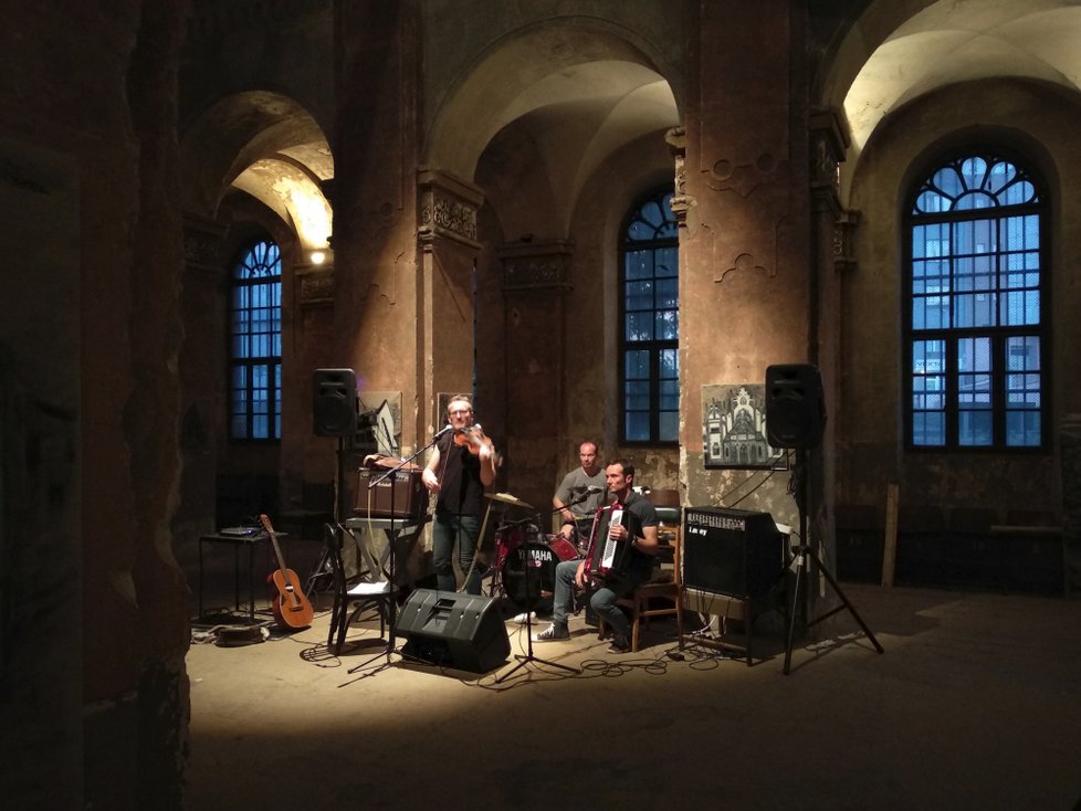 Kapela Pláče Kočka v prostoru Libeňské synagogy