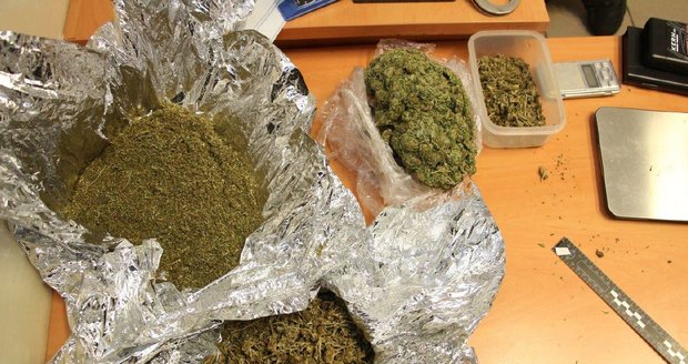 Policisté u muže v Libni v listopadu 2020 našli pervitin i marihuanu.