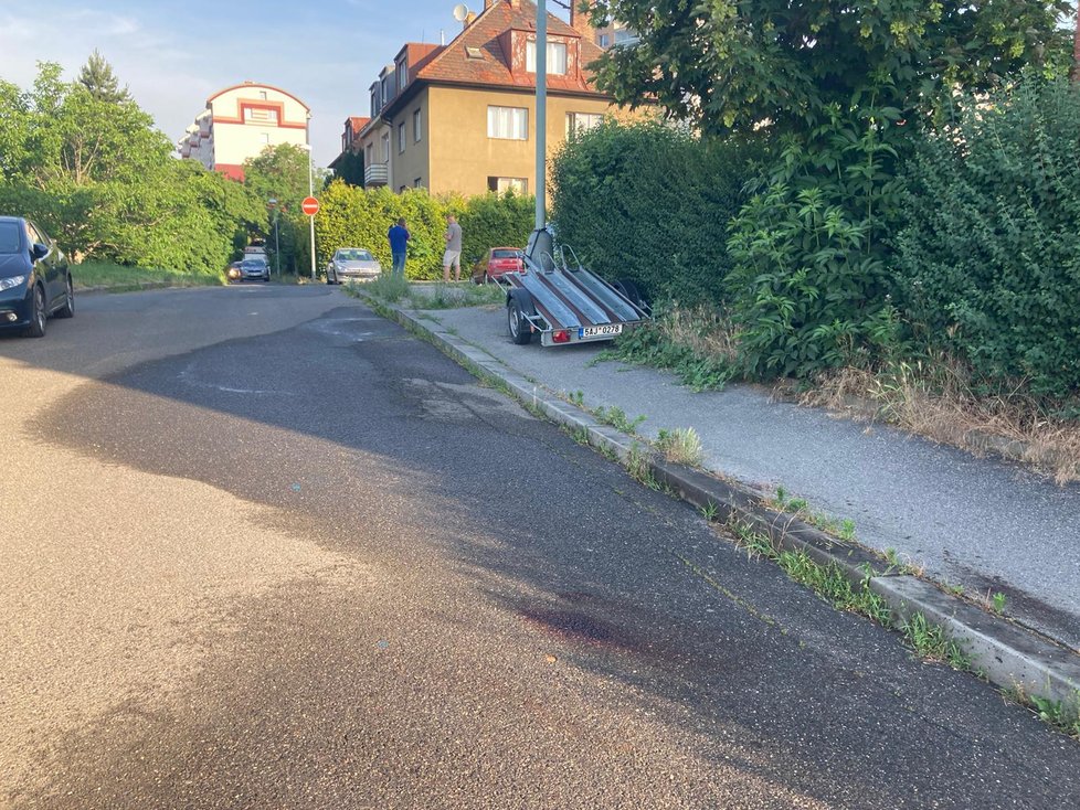 Policie na místě, kde bylo nalezeno tělo mladého muže.