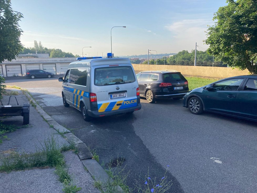 Policie na místě, kde bylo nalezeno tělo mladého muže.