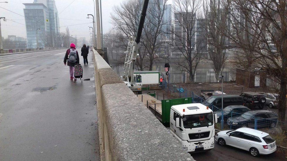 Na Libeňském moste už pracují první jeřáby.