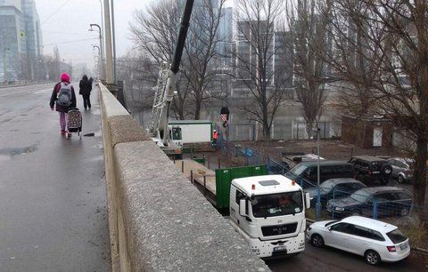 Dělníci si dali na čas: Libeňský most začali opravovat až v sobotu večer, mají na to 30 dní