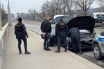 Policisté na Libeňském mostě zadrželi muže, na nějž byl vydán mezinárodní zatykač. (5. března 2024)