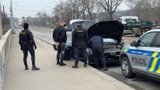 Policie na Libeňáku zadržela mezinárodně hledaného gaunera: Měl u sebe bílou látku, auto skenují kousek po kousku
