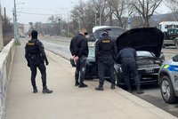 Policie na Libeňáku zadržela mezinárodně hledaného gaunera: Měl u sebe bílou látku, auto skenují kousek po kousku