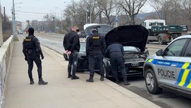 Policisté na Libeňském mostě zadrželi muže, na nějž byl vydán mezinárodní zatykač. (5. března 2024)