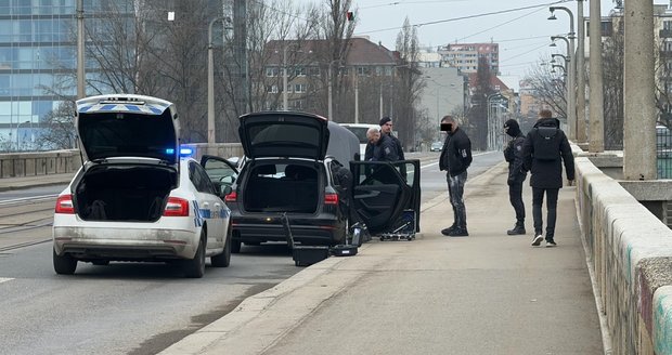 Policisté na Libeňském mostě zadrželi muže, na nějž byl vydán mezinárodní zatykač. (5. března 2024)