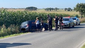 Řidič ujížděl policistům, u Libeře havaroval. (8. září 2021)