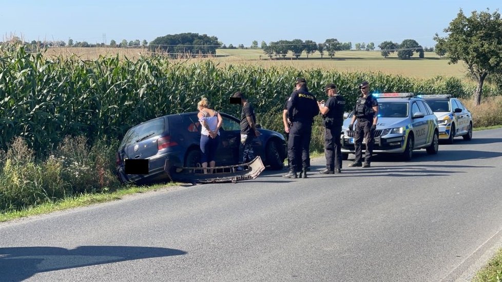 Řidič ujížděl policistům, u Libeře havaroval. (8. září 2021)