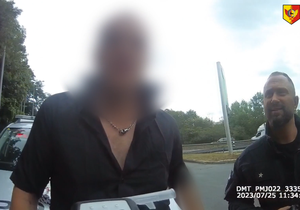 Policisté na Liberecké v Praze zadrželi muže v kradeném autě se zákazem řízení, který byl navíc pod vlivem. (25. července 2023)