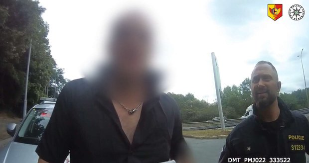 Policisté na Liberecké v Praze zadrželi muže v kradeném autě se zákazem řízení, který byl navíc pod vlivem. (25. července 2023)