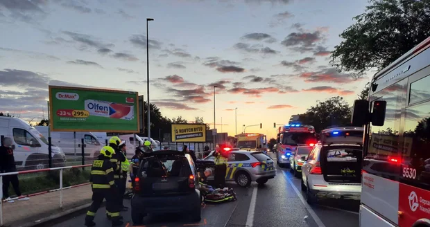 Řidička srazila v pražské Libuši na přechodu chodce, byla namol.