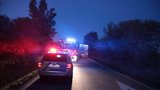 Auto sjelo u Žatce ze srázu a narazilo do stromu: Řidič zemřel, pro spolujezdce letěl vrtulník