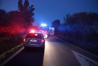 Auto sjelo u Žatce ze srázu a narazilo do stromu: Řidič zemřel, pro spolujezdce letěl vrtulník
