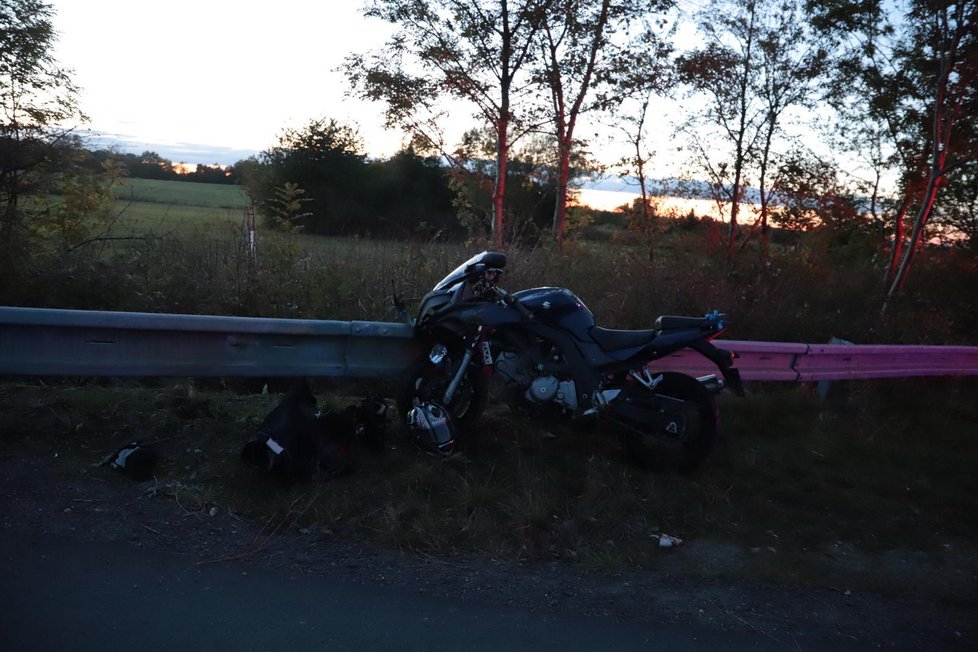 Motorkář havaroval v Libušské ulici (4. října 2020).