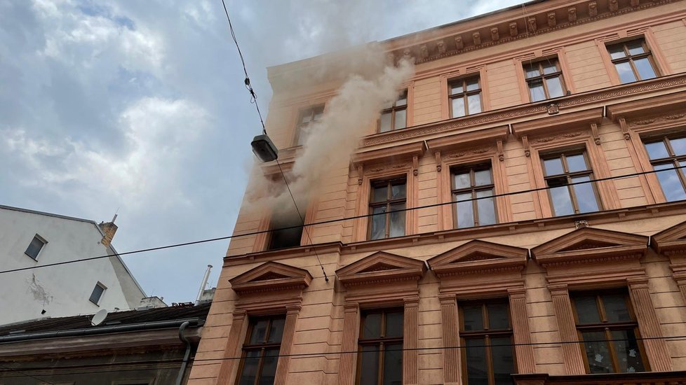 Požár v Lidické ulici na pražském Andělu (21. dubna 2021)