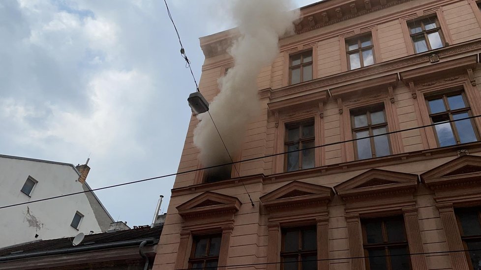 Požár v Lidické ulici na pražském Andělu (21. dubna 2021)