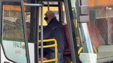 Řidič autobusu MHD v Praze: Opilý vezl cestující! A způsobil nehodu