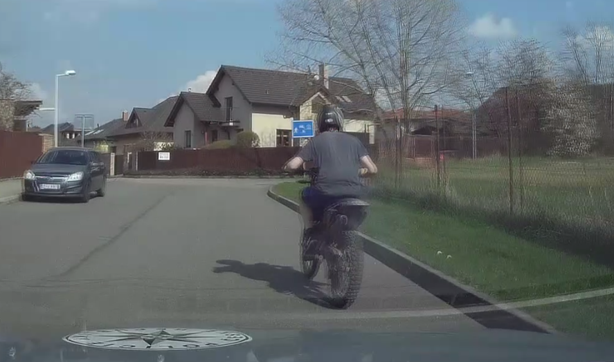 Policisté v Lipencích pronásledovali motorkáře, který nereagoval na výzvy k zastavení. V ulci Pod Lečí se vyboural a poranil na noze. (20. dubna 2021)