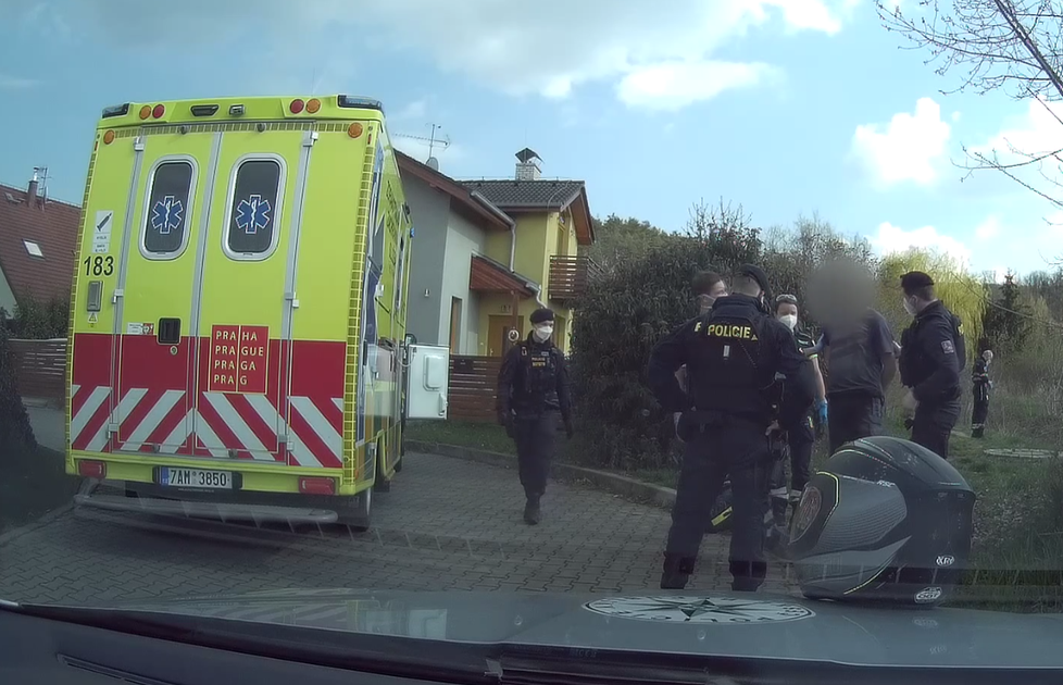 Policisté v Lipencích pronásledovali motorkáře, který nereagoval na výzvy k zastavení. V ulci Pod Lečí se vyboural a poranil na noze. (20. dubna 2021)