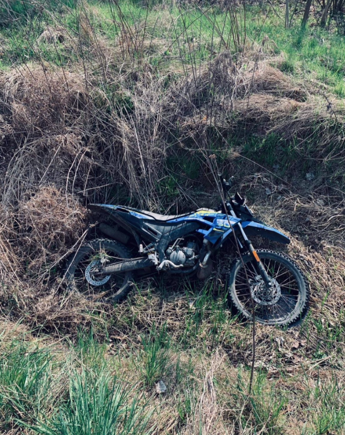 Policisté v Lipencích pronásledovali motorkáře, který nereagoval na výzvy k zastavení. V ulci Pod Lečí se vyboural a poranil na noze. (20. dubna 2021)