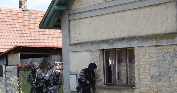 V pražských Lipencích zasahovala v úterý 8. prosince policejní zásahová jednotka (ilustrační foto).