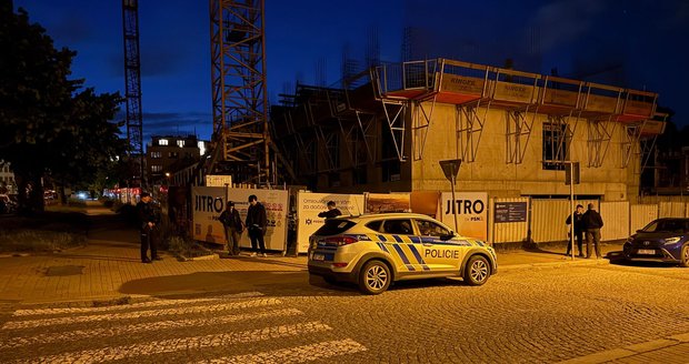 Tři mladiství se opili a vylezli na jeřáb ve Vršovicích, 17. května 2026