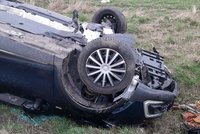 Hrozivá nehoda v Dubči: Tupá rána a auto převrácené na střechu