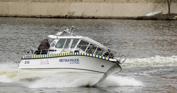 Strážníci Poříčního útvaru pražské městské policie v sobotu opilému muži zachránili život.