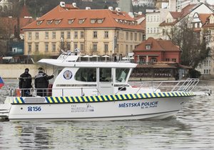 Pražským strážníkům k dohledu na Vltavě poslouží nová loď.