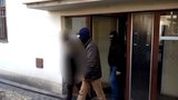 Okrádal ženy na Praze 5, jednu dokonce praštil tyčí do hlavy: Policisté už ho zadrželi