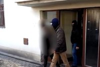 Okrádal ženy na Praze 5, jednu dokonce praštil tyčí do hlavy: Policisté už ho zadrželi