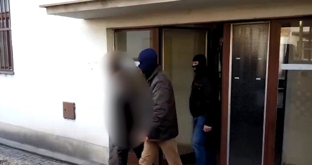 Okrádal ženy na Praze 5, jednu dokonce praštil tyčí do hlavy: Policisté už ho zadrželi