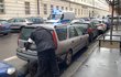 Policisté v Praze dopadli lupiče, kteří přepadli klenotnictví v Teplicích. Našli jejich auto.