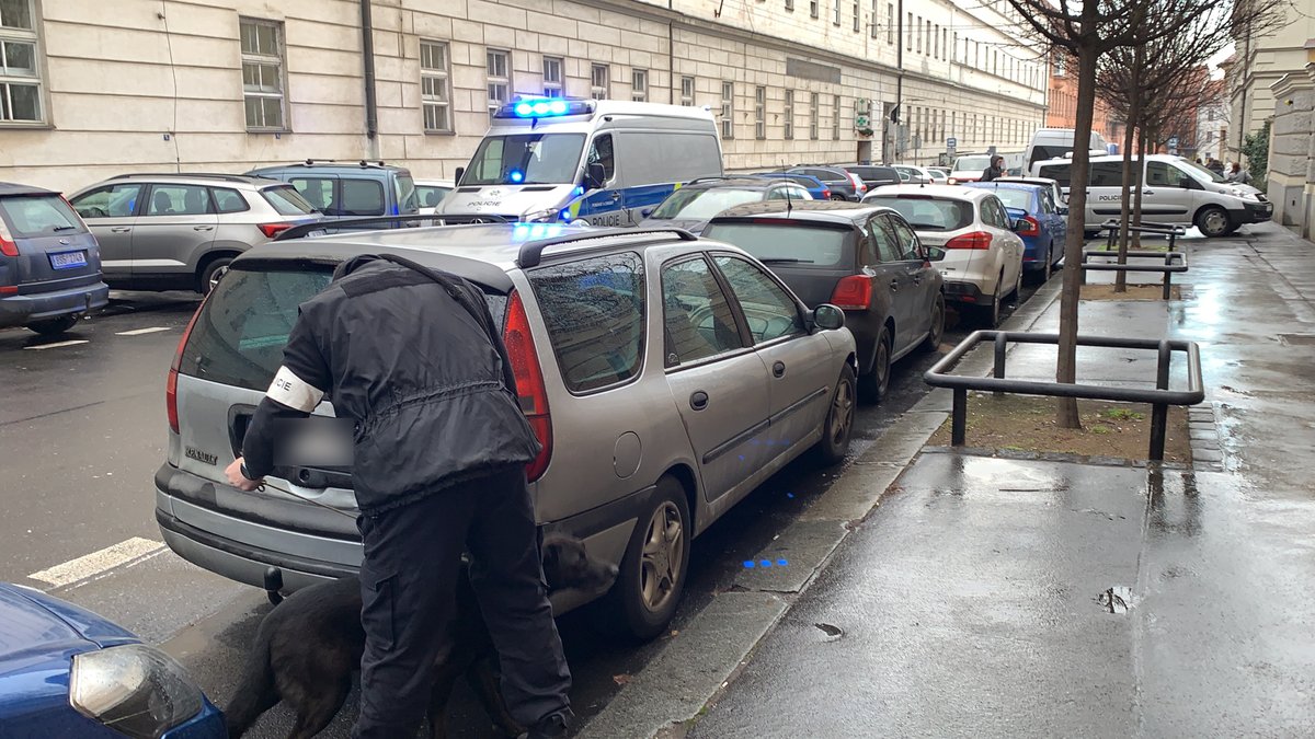 Policisté v Praze dopadli lupiče, kteří přepadli klenotnictví v Teplicích. Našli jejich auto.