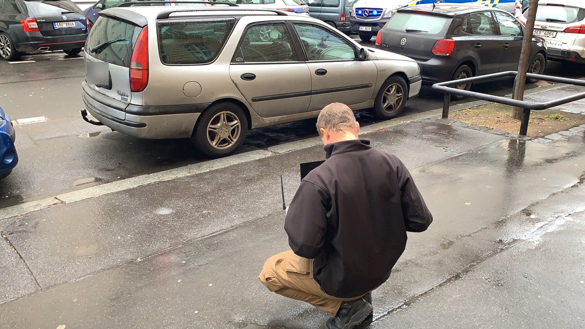 Policisté v Praze dopadli lupiče, kteří přepadli klenotnictví v Teplicích. Našli jejich auto.