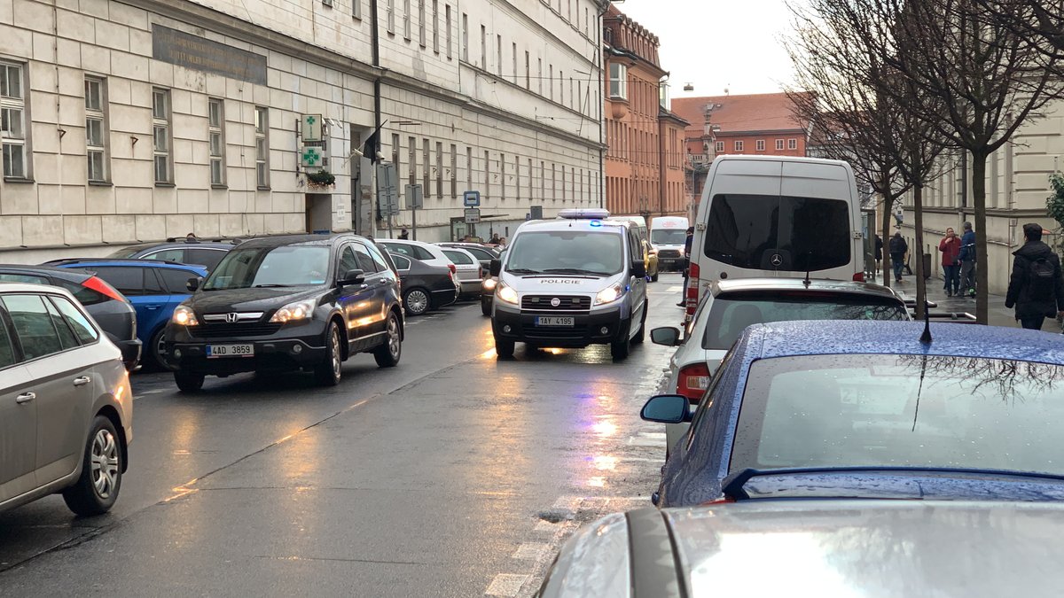 Policisté v Praze dopadli lupiče, kteří přepadli klenotnictví v Teplicích. Našli jejich auto.