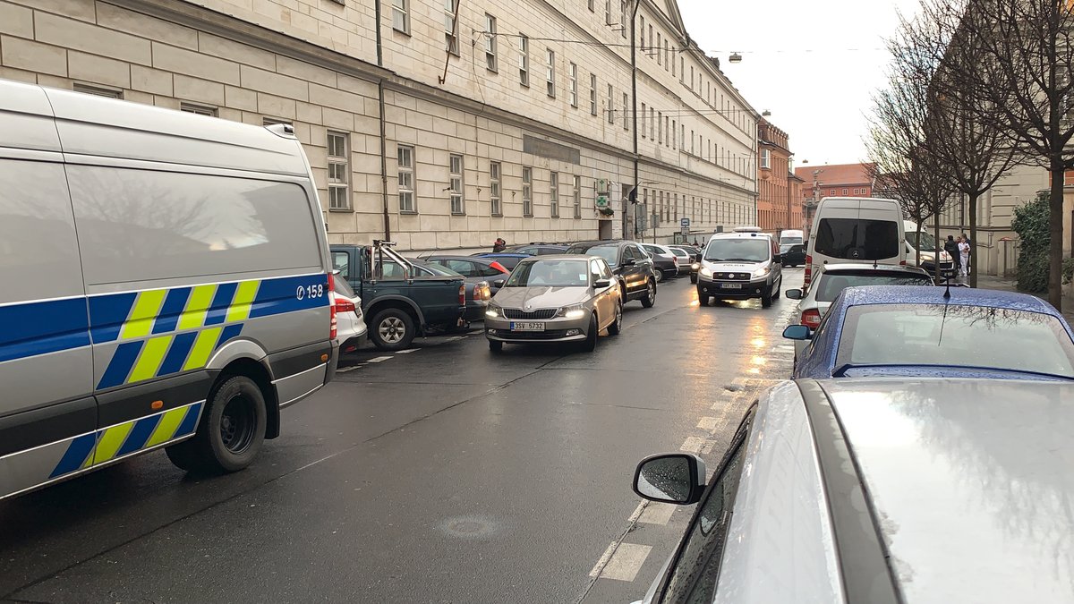 Policisté v Praze dopadli lupiče, kteří přepadli klenotnictví v Teplicích. Našli jejich auto.