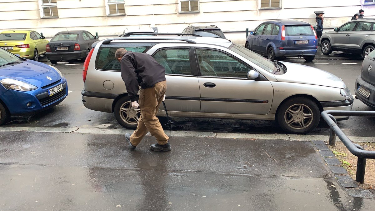 Policisté v Praze dopadli lupiče, kteří přepadli klenotnictví v Teplicích. Našli jejich auto.