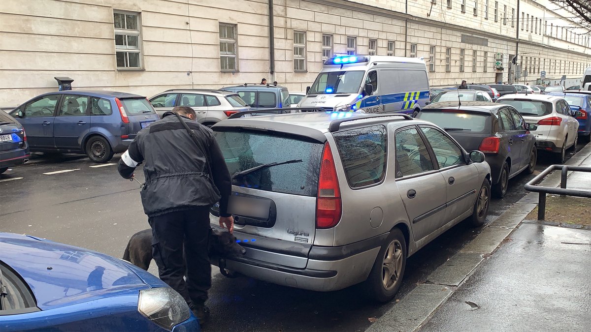 Policisté v Praze dopadli lupiče, kteří přepadli klenotnictví v Teplicích. Našli jejich auto.