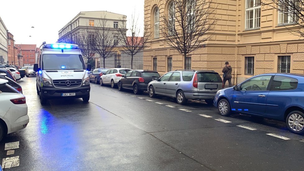 Policisté v Praze dopadli lupiče, kteří přepadli klenotnictví v Teplicích. Našli jejich auto.