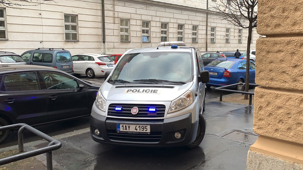 Policisté v Praze dopadli lupiče, kteří přepadli klenotnictví v Teplicích. Našli jejich auto.