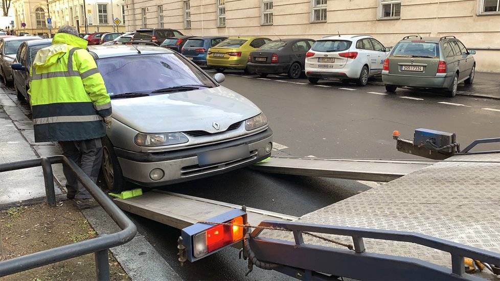 Policisté v Praze dopadli lupiče, kteří přepadli klenotnictví v Teplicích. Našli jejich auto.