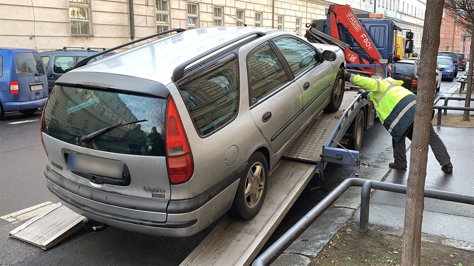 Policisté v Praze dopadli lupiče, kteří přepadli klenotnictví v Teplicích. Našli jejich auto.