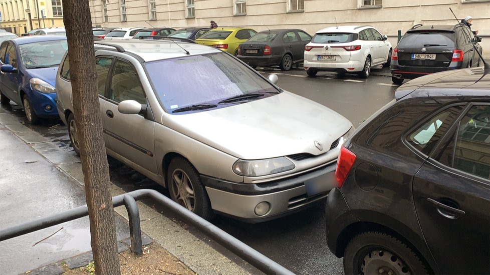 Policisté v Praze dopadli lupiče, kteří přepadli klenotnictví v Teplicích. Našli jejich auto.