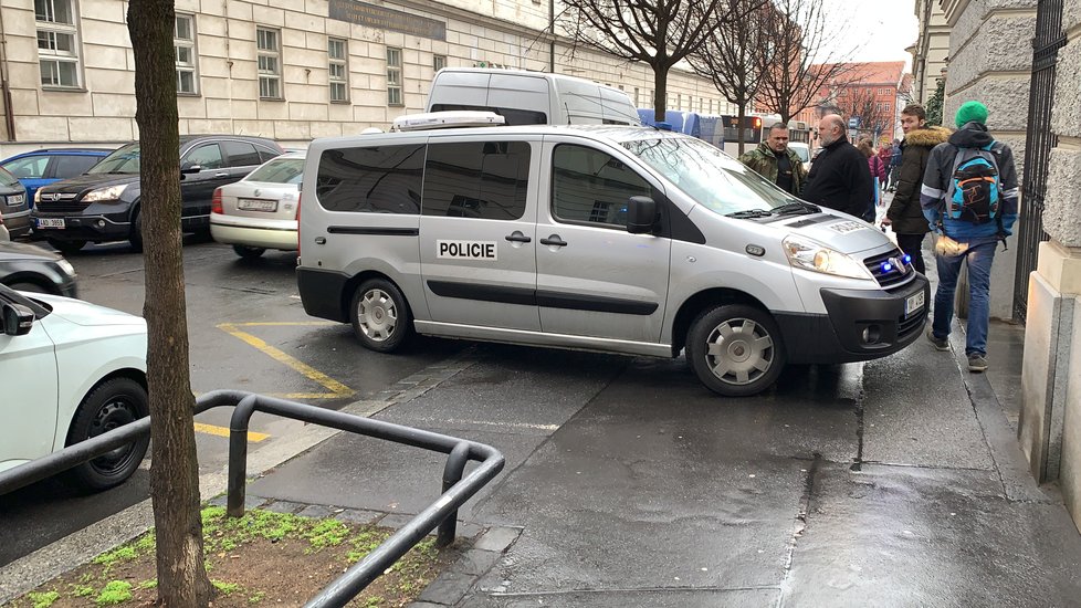 Policisté v Praze dopadli lupiče, kteří přepadli klenotnictví v Teplicích. Našli jejich auto.