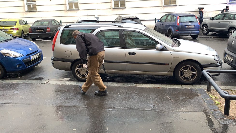 Policisté v Praze dopadli lupiče, kteří přepadli klenotnictví v Teplicích. Našli jejich auto.